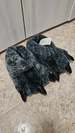 Zapatillas de casa con garras.
