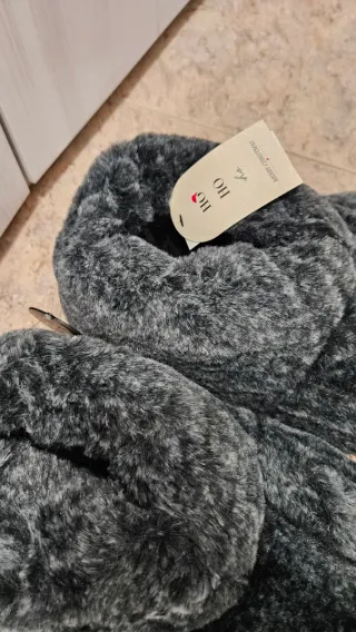 Zapatillas de casa con garras.