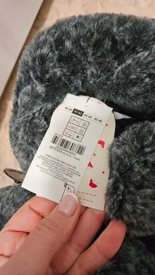 Zapatillas de casa con garras.