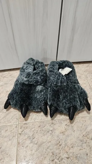 Zapatillas de casa con garras.