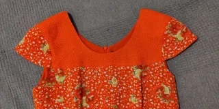 Vestido rojo corto flores y volantes