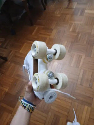 Patines de cuatro ruedas blancos. Talla 30-31