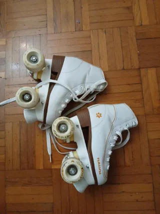 Patines de cuatro ruedas blancos. Talla 30-31