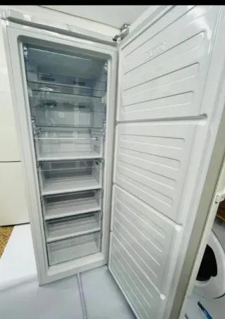 Congelador Vertical Beko No Frost