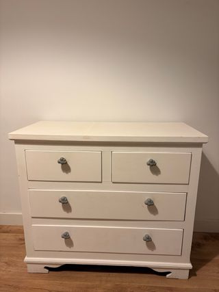Cómoda blanca con tiradores en forma de nubegrises
