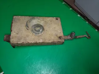 Cerradura antigua de metal