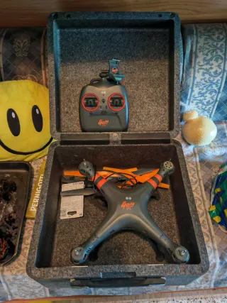 Drone con telecomando e accessori