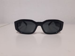 Gafas de sol Versace negras con detalles dorados