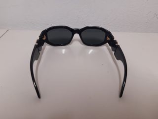 Gafas de sol Versace negras con detalles dorados