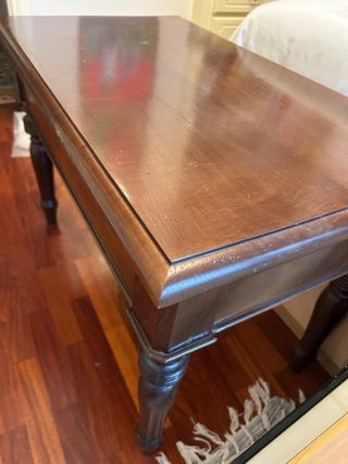Mesa auxiliar de madera oscura