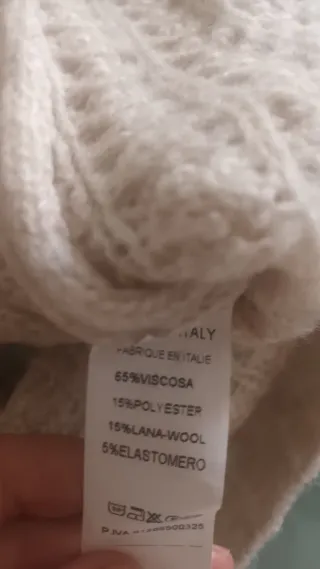 Chaleco de lana beige cuello alto