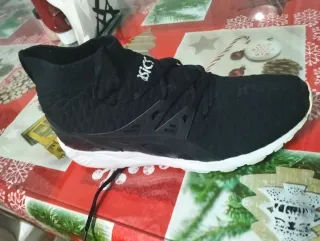 Zapatillas Asics Negras y Blancas