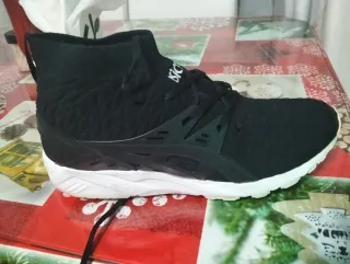 Zapatillas Asics Negras y Blancas