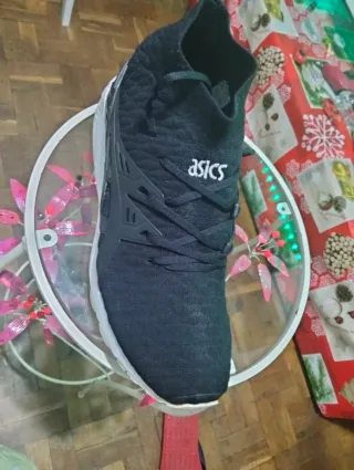 Zapatillas Asics Negras y Blancas