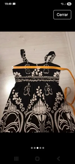Vestido negro con cintura elástica.