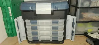 Caja de pesca Decathlon con poco uso