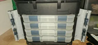 Caja de pesca Decathlon con poco uso