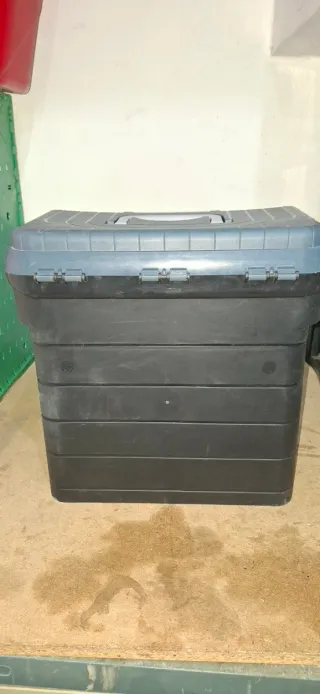 Caja de pesca Decathlon con poco uso