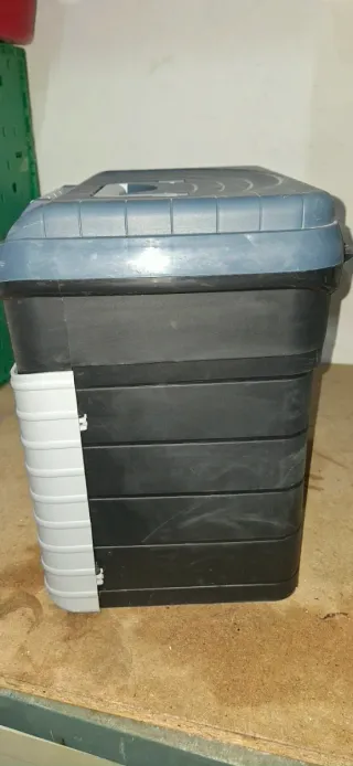 Caja de pesca Decathlon con poco uso
