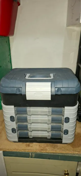 Caja de pesca Decathlon con poco uso