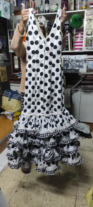 Traje de flamenca lunares blanco y negro