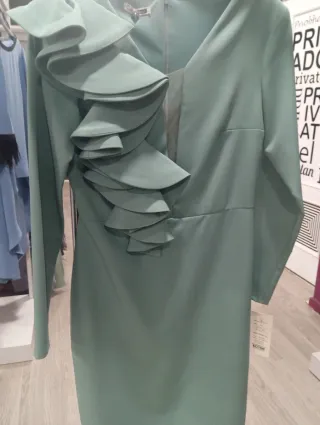 Vestido verde con volantes escote transparente