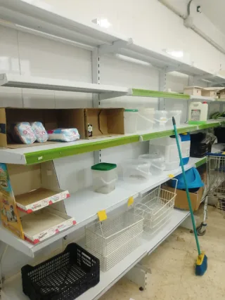 4 Estanterías de tienda