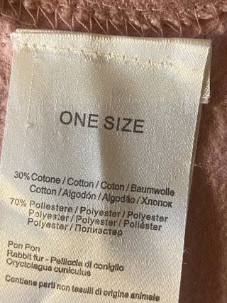 Caldissima ed avvolgente mantella con pompon