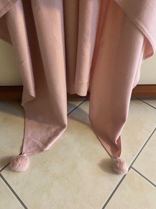 Caldissima ed avvolgente mantella con pompon