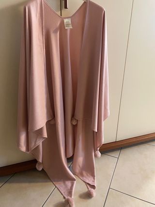 Caldissima ed avvolgente mantella con pompon