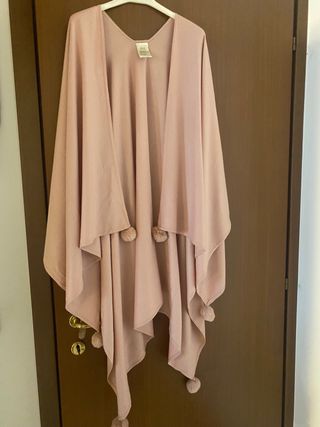 Caldissima ed avvolgente mantella con pompon