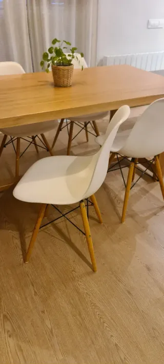 Silla inspiración Eames blanca y madera