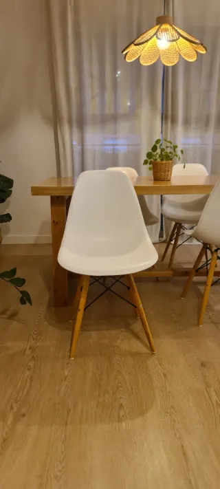 Silla inspiración Eames blanca y madera
