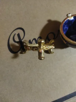 Pequeño joyero/pastillero morado y dorado