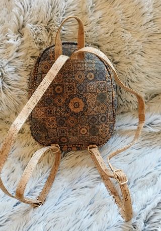 Mochila corcho estampado con bolsillo