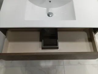 Mueble de baño madera con lavabo.