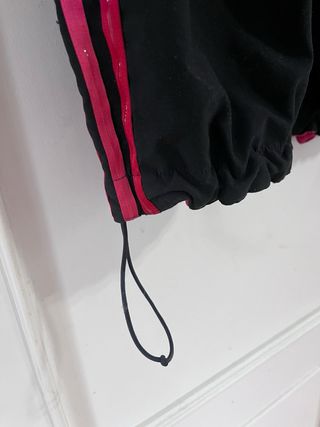 Pantalón Adidas negro rayas rosas,  con bolsillos