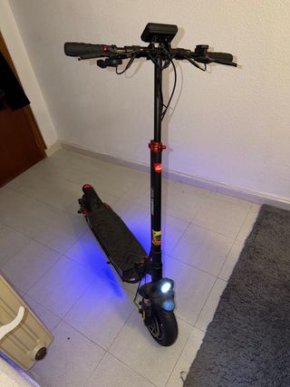 Patinete eléctrico con luces LED