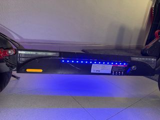 Patinete eléctrico con luces LED