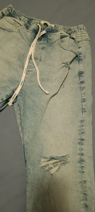 Tejano hombre desgastado con cordón