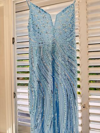 Vestido largo azul con pedrería