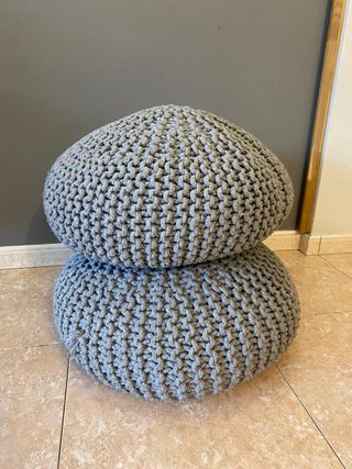 Puf tejido gris