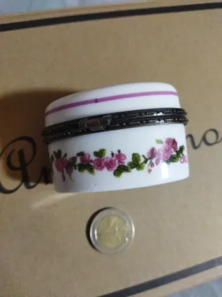 Pastillero o joyero ovalado con flores