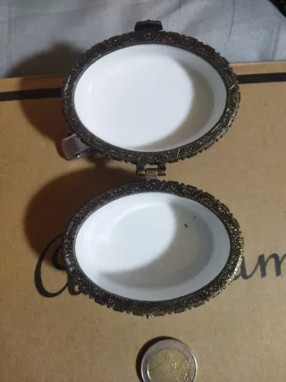 Pastillero o joyero ovalado con flores