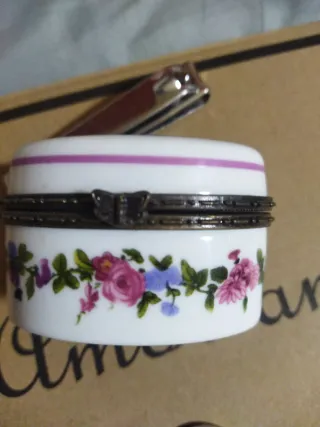 Pastillero o joyero ovalado con flores