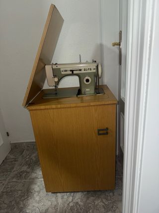 Máquina de coser Alfa 482 vintage con pedal