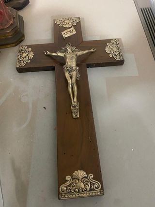 Crucifijo de madera con INRI