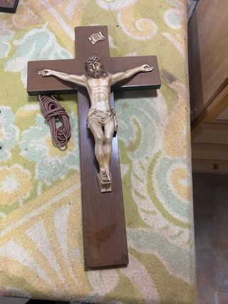 Crucifijo de madera con INRI