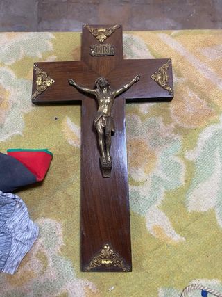Crucifijo de madera con INRI
