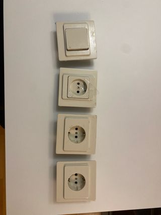 Lote 3 enchufes y 1 interruptor